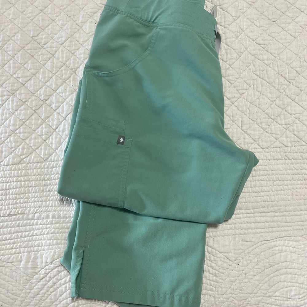 RARE COLOR! Figs Kade Cargo Scrub Pants, in Jade green, Excellent cond, MedTall